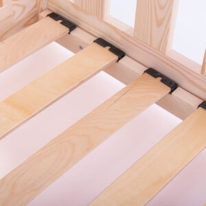Das neue Konzept des Lattenrosts ermöglicht eine einfache und bequeme Montage. Die Holzleisten gewährleisten die Stabilität. Dank der Kappen wird die Reibung des Holzes reduziert, was ein Knarren verhindert.