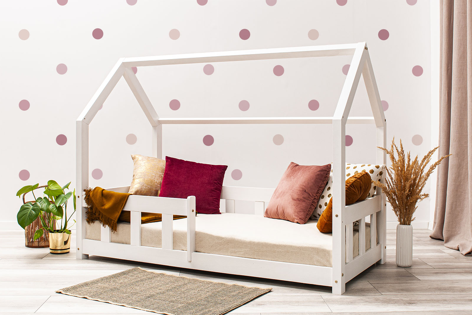 Wandsticker - Tupfen - Pink. Das Bett auf dem Foto ist 160x80cm groß.