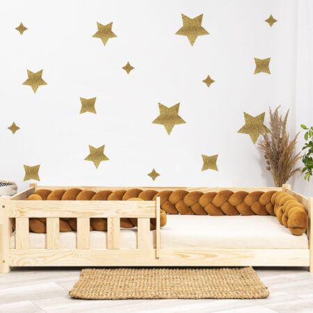 Wandsticker - Sternchen 2 - Gold. Das Bett auf dem Foto ist 160x80cm groß.